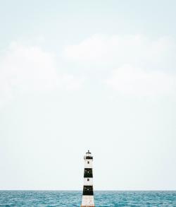 海边的黑白条纹灯塔