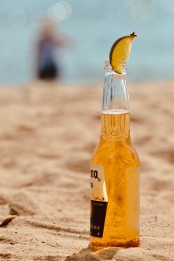 沙滩上的一瓶啤酒