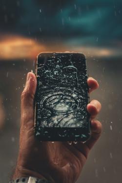 被雨淋湿的手机