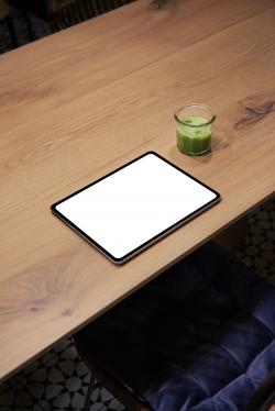 木桌上的平板和果汁