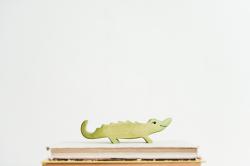 书上的鳄鱼木雕