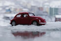 积雪里的红色玩具车