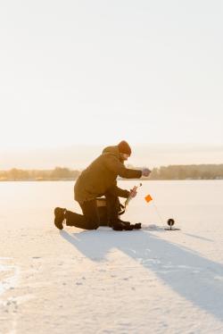 冰上的钓鱼人