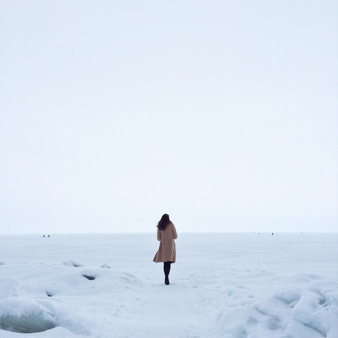 一个人独自行走在雪原上 高清图片素材 北极熊素材库