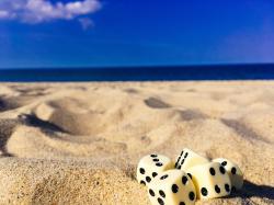 五个骰子在沙滩上