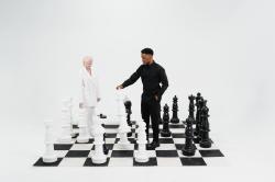 两个人在棋盘中下棋