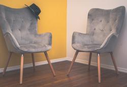 两把灰色椅子