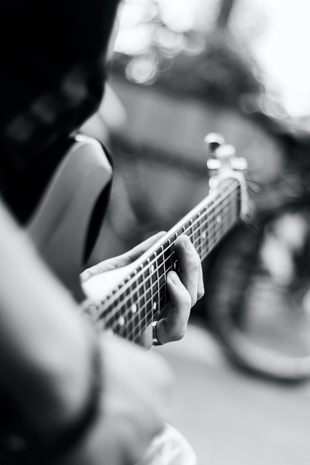 弹电吉他的男性吉他弹奏者 库存图片. 图片 包括有 男性, 偶然, 使用, 吉他弹奏者, 人们, 音乐, 中央部位 - 62043141