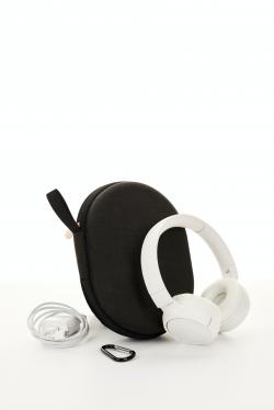 白色耳机和耳机袋