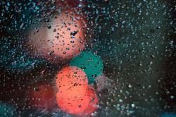 玻璃窗前的雨滴
