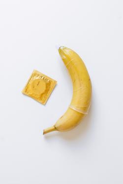 用香蕉演示避孕套