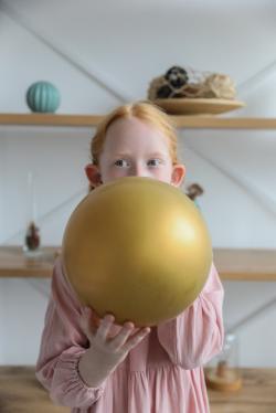 小女孩吹气球