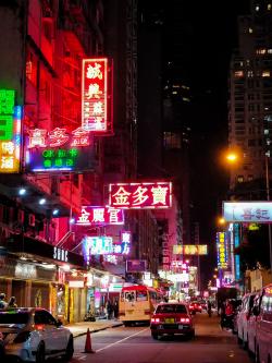 香港街上五颜六色的广告牌