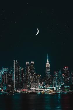 挂着弯月的夜间城市