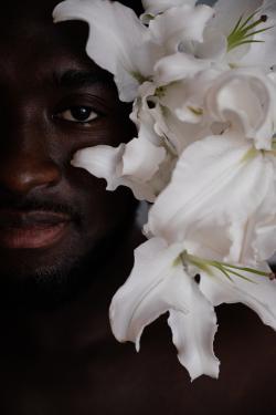 黑人与白色百合花