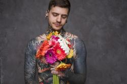 国外欧美纹身男手拿鲜花人体艺术