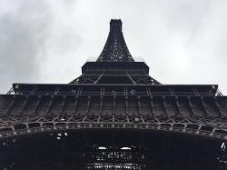 仰视巴黎埃菲尔铁塔