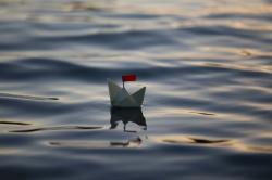 漂在水上的纸船