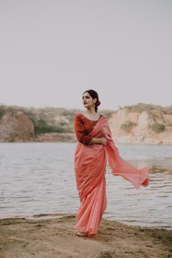 站在河边的印度美女