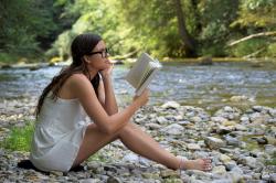 在河边看书的女人