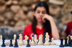 女孩下国际象棋