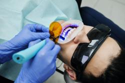 牙医用设备检查病人口腔