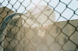 栅栏外的篮球框