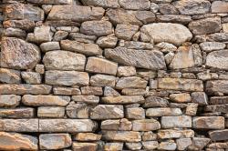一面石头堆砌的墙