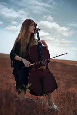 草地上演奏大提琴的女生