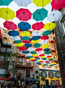 挂着彩色雨伞的商业街