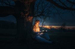 夜晚树下看书的男生