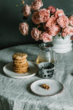 桌子上的粉玫瑰与早餐