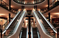 商业楼里的自动扶梯