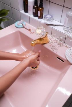 在粉色的洗手池洗手