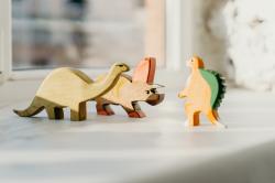 三只木制恐龙玩具