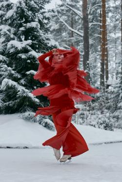 女子一身红裙花样滑冰