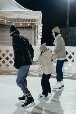 一家人在溜冰场滑冰