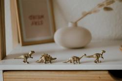 桌子上的恐龙玩具