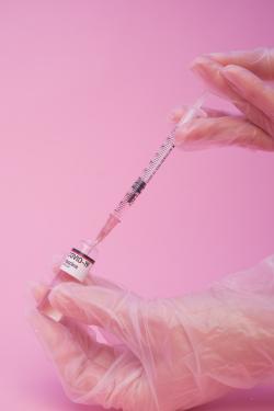 用注射器从药瓶中抽取疫苗