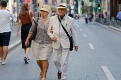 挽手逛街的老年夫妇