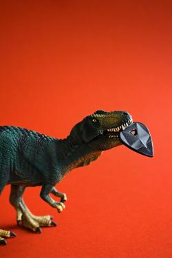 橙色背景上的恐龙玩具
