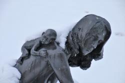 雪中驮着孩子的母亲雕像