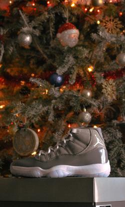 圣诞树下的鞋