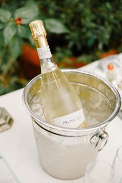 在宴会桌上的冰桶里的香槟酒瓶