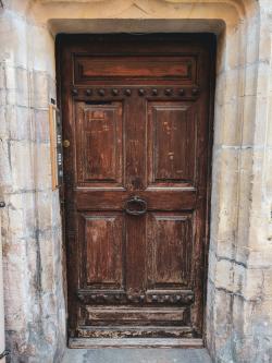 一扇棕色复古的门