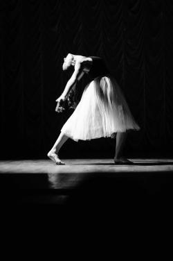 跳舞的女孩黑白照片