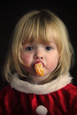 吃桔子的小女孩