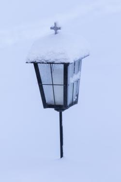 被大雪覆盖的路灯