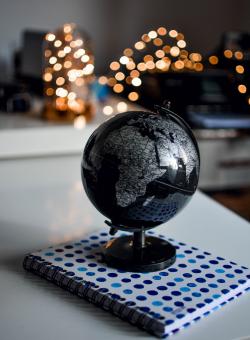 桌子上的黑色地球仪