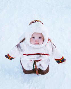 冬天小宝宝站在雪地里